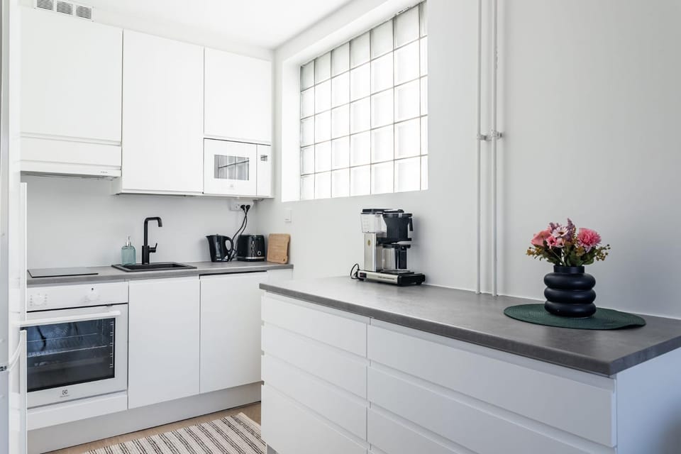 Coffee/tea facilities, Kitchen or kitchenette, dishwasher, stove, toaster