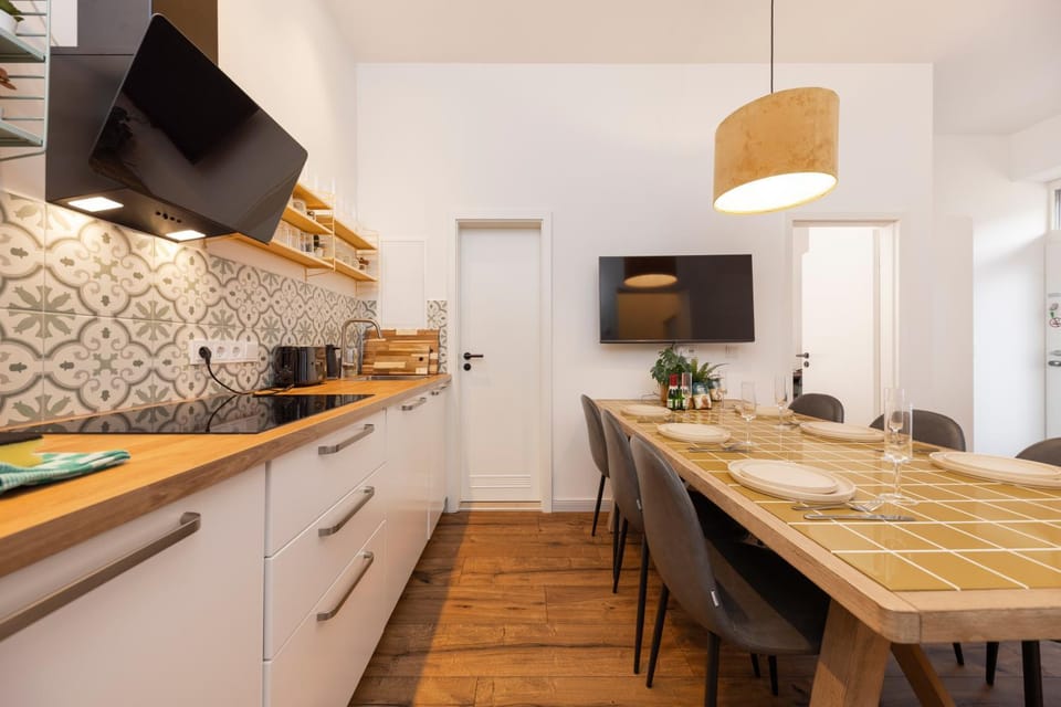TV and multimedia, Kitchen or kitchenette, Dining area, stove