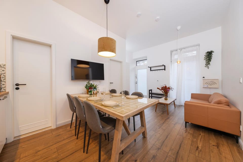 TV and multimedia, Living room, Seating area, Dining area