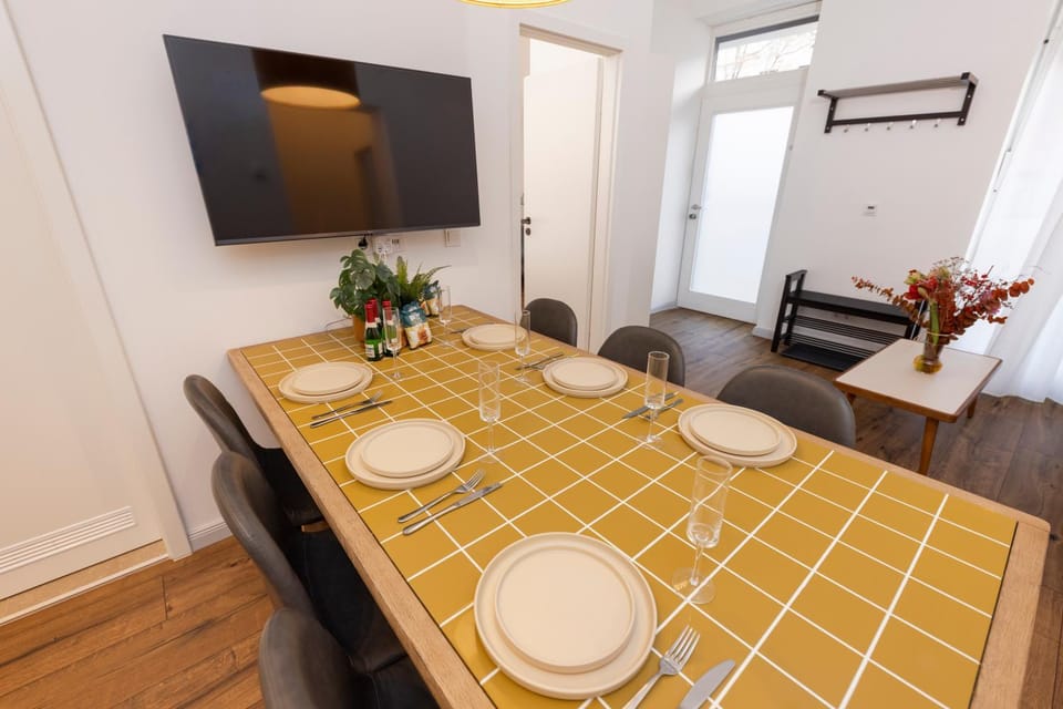 TV and multimedia, Living room, Seating area, Dining area