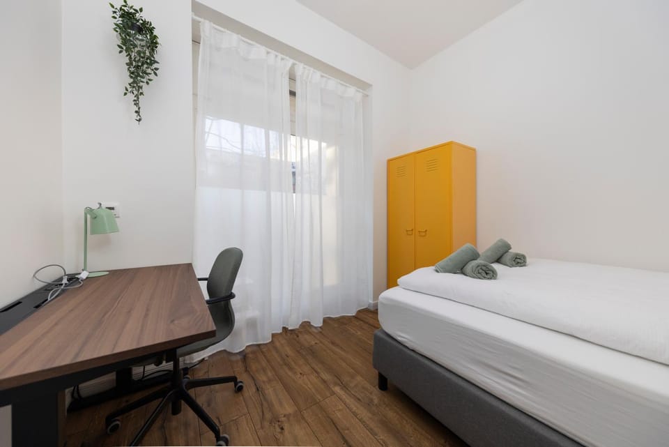 Bed, Photo of the whole room, wardrobe