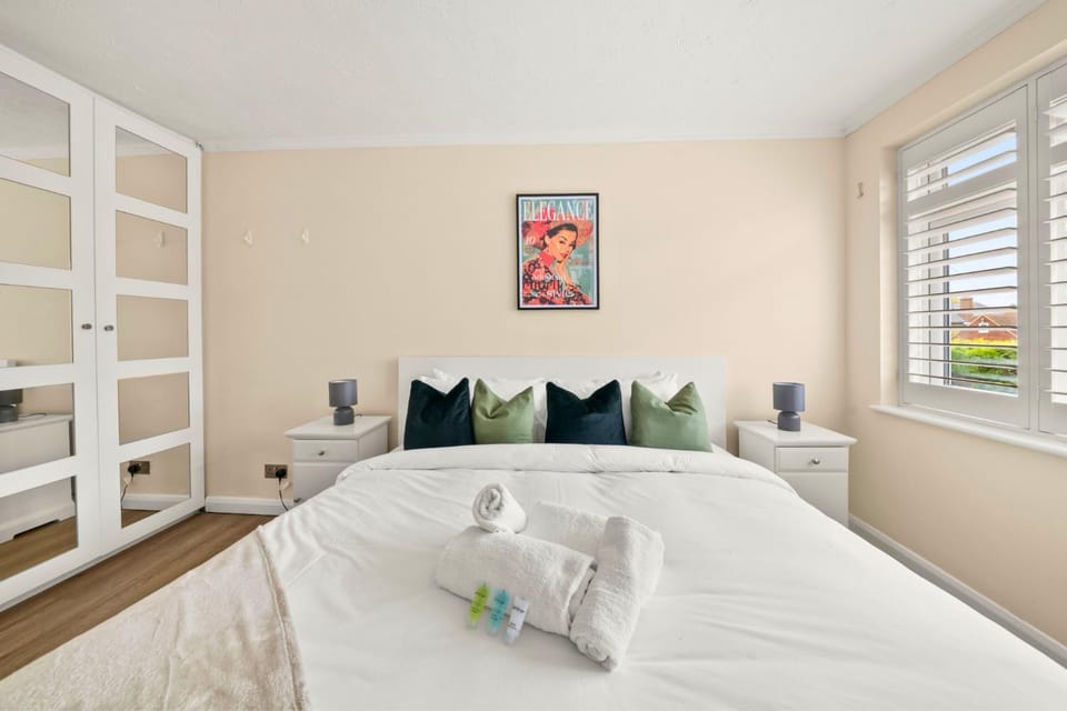 Bed, Bedroom, towels