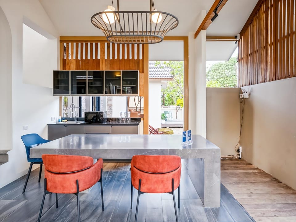 Kitchen or kitchenette, Living room, Seating area, Dining area