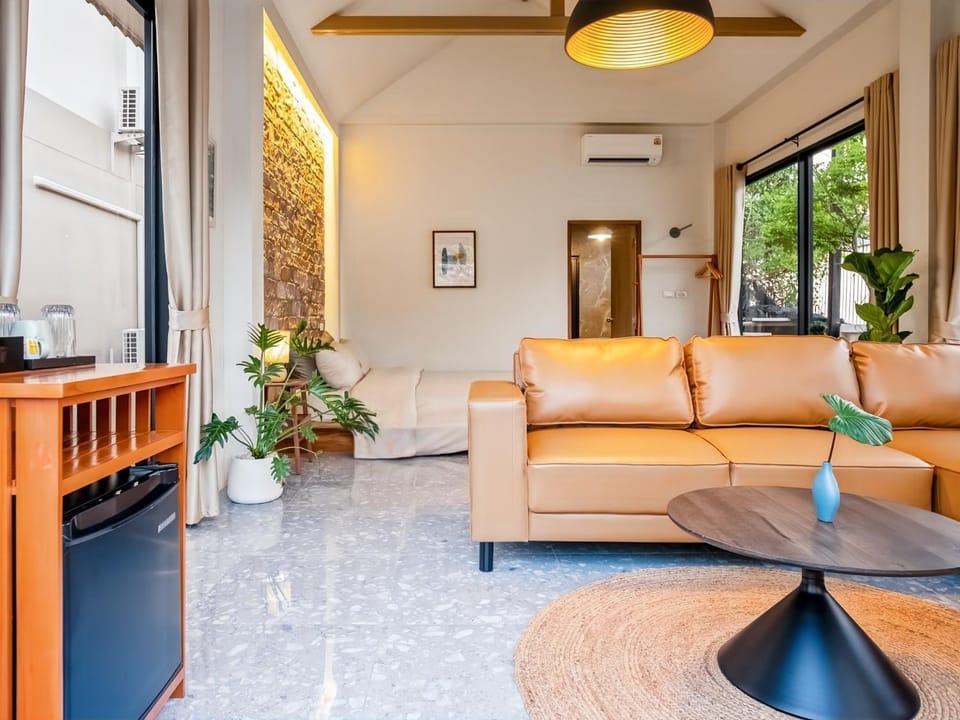 Bed, Living room, Seating area, air conditioner