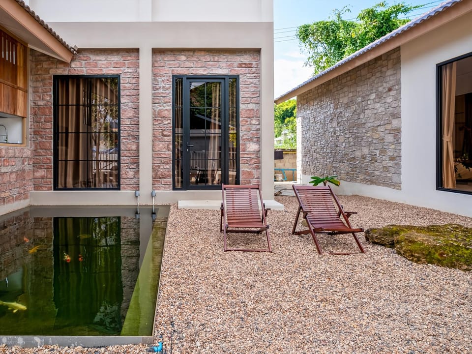 Property building, Day, Natural landscape, Garden, sunbed