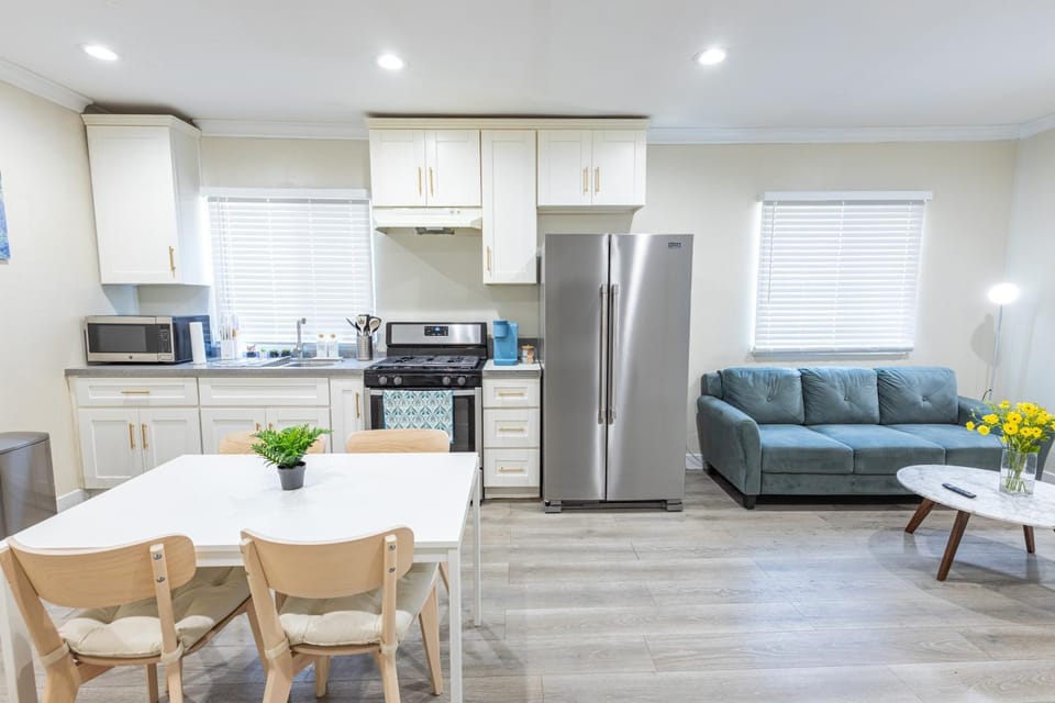 Modern Cozy Stylish Home AC WasherDryer Parking 3 minutes to Balboa Park Apartment in San Diego