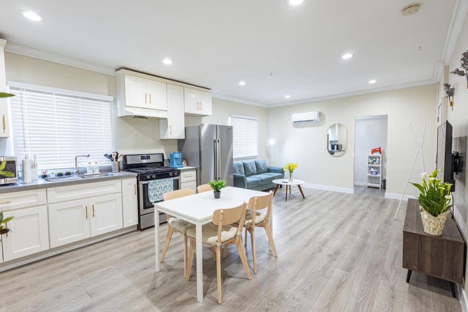 Modern Cozy Stylish Home AC WasherDryer Parking 3 minutes to Balboa Park Apartment in San Diego