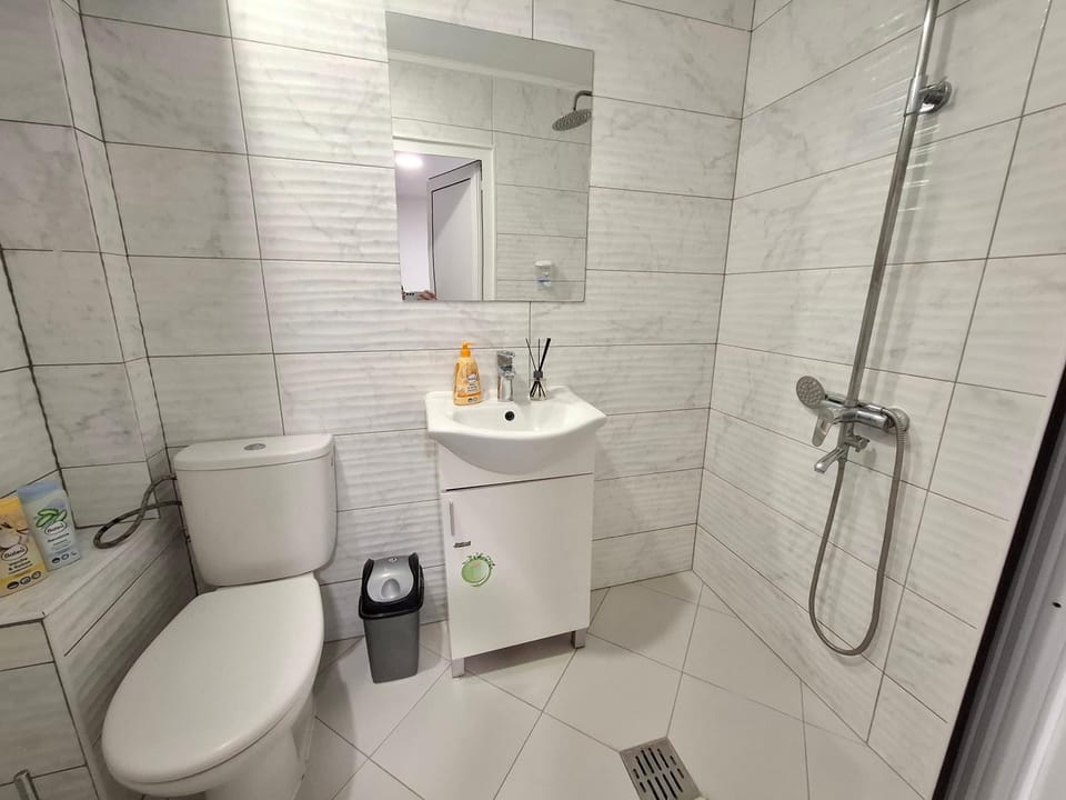 Shower, Toilet, Bathroom, towels