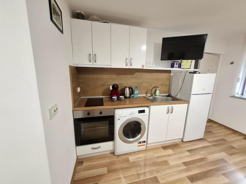 TV and multimedia, Coffee/tea facilities, Kitchen or kitchenette, oven, stove, washing machine