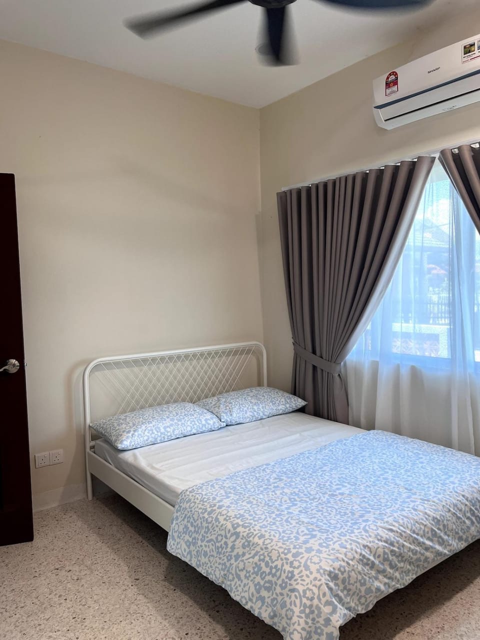 Bed, Photo of the whole room, Bedroom, air conditioner