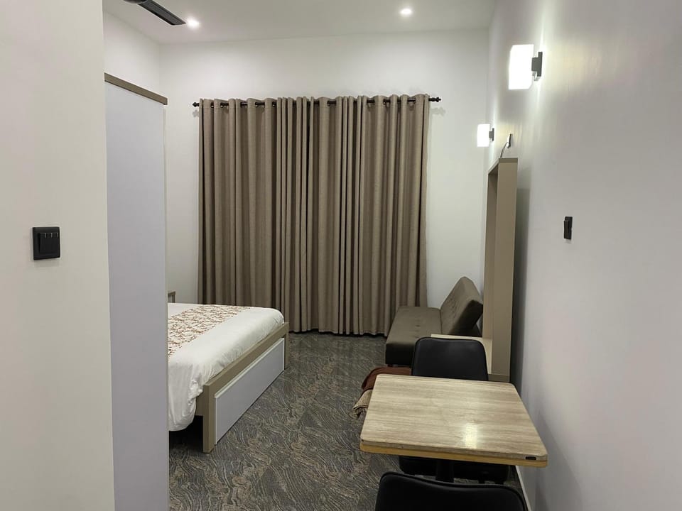Bed, Photo of the whole room, Seating area, Dining area, Bedroom, air conditioner