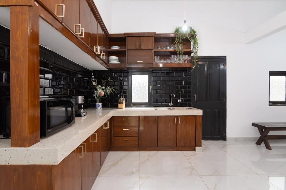 Kitchen or kitchenette, oven