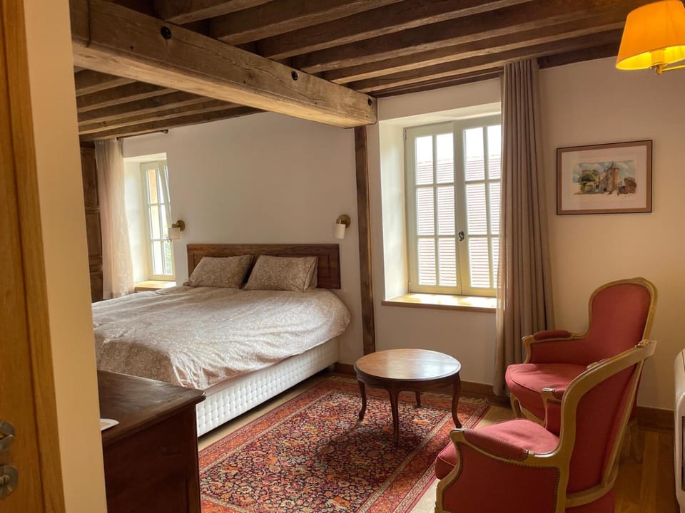 Bed, Living room, Photo of the whole room, Seating area, Bedroom