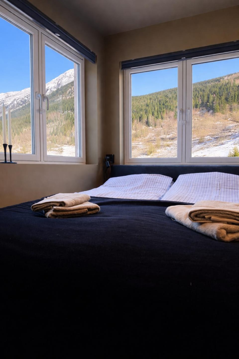 Bed, Natural landscape, View (from property/room), View (from property/room), Photo of the whole room, Bedroom, City view, City view, Lake view, Lake view, Mountain view, Mountain view, Sea view, Sea view, towels