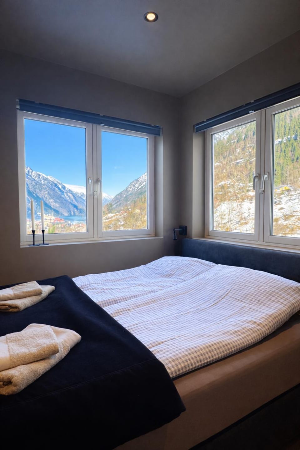 Nearby landmark, Bed, Natural landscape, View (from property/room), View (from property/room), Photo of the whole room, Bedroom, City view, City view, Lake view, Lake view, Mountain view, Mountain view