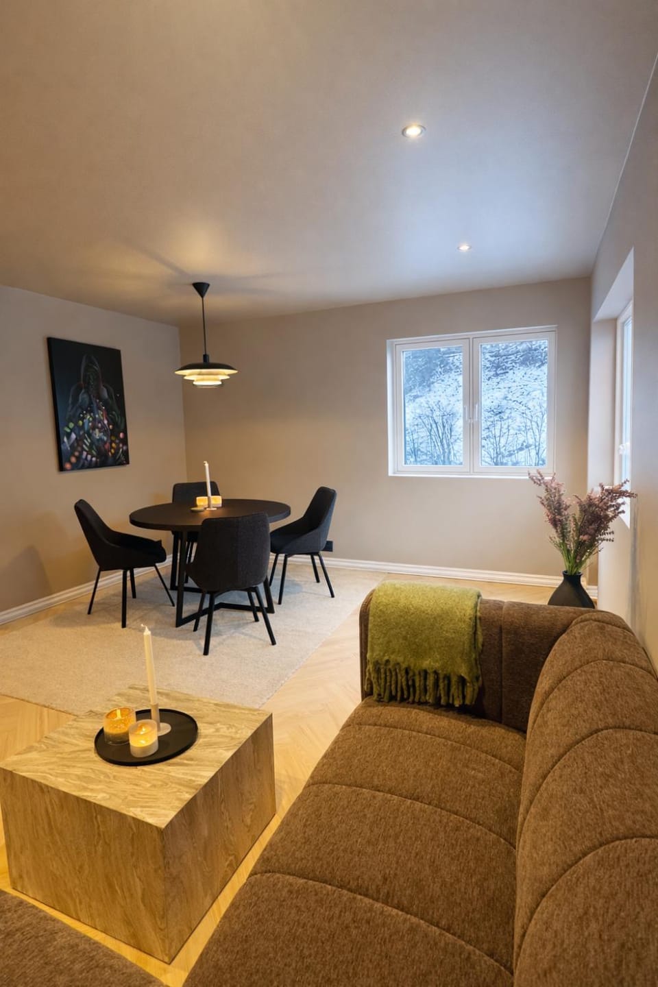 TV and multimedia, Living room, Decorative detail, Seating area, Dining area, Mountain view, Mountain view