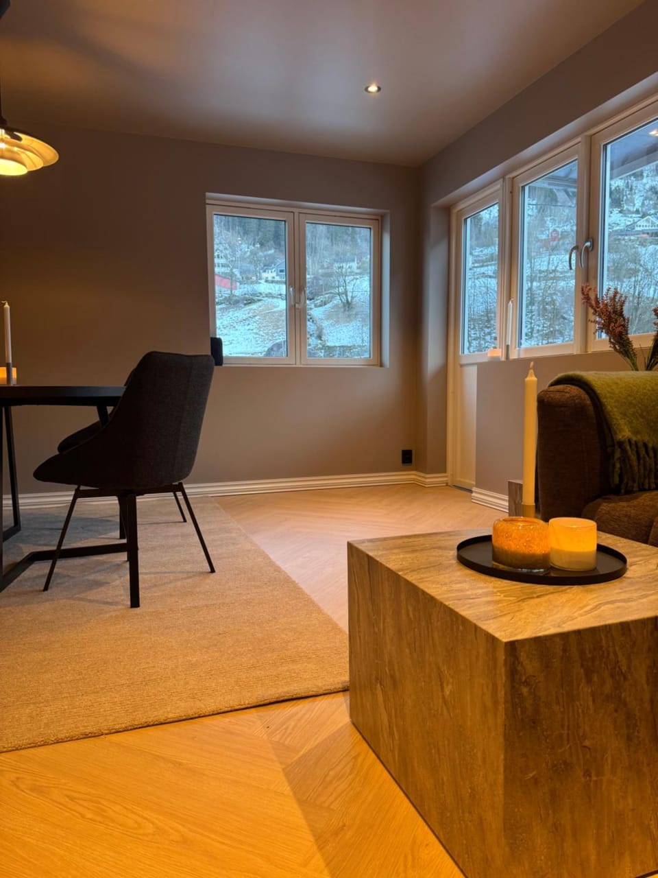 Living room, Seating area, Dining area, Mountain view