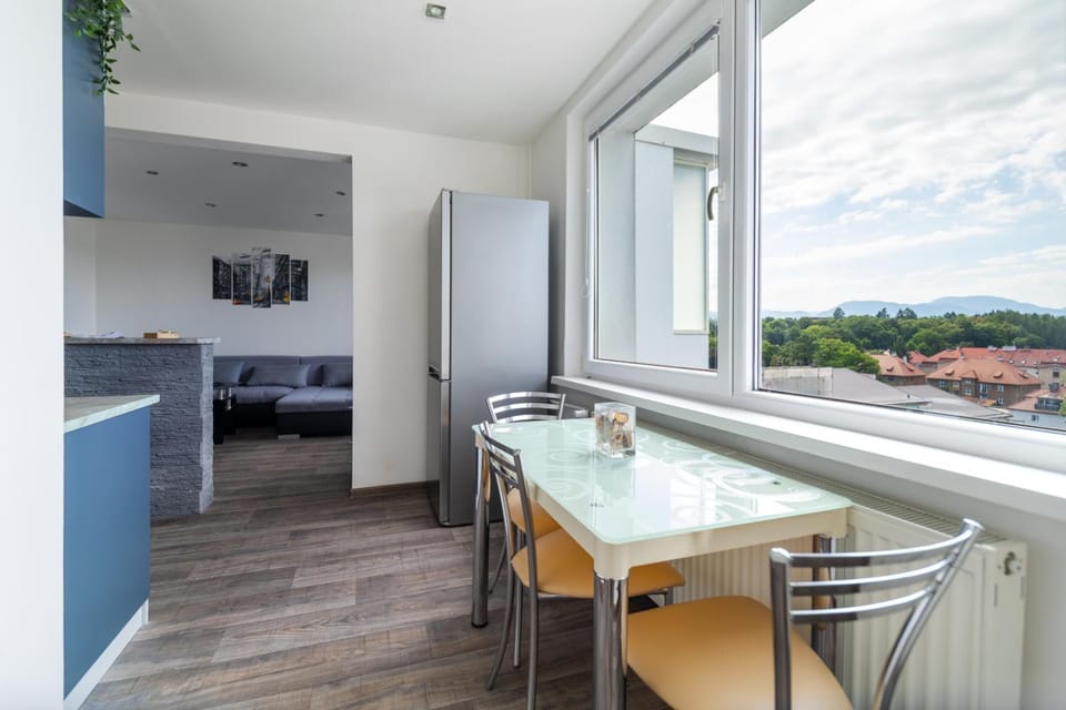 Dining area, Mountain view
