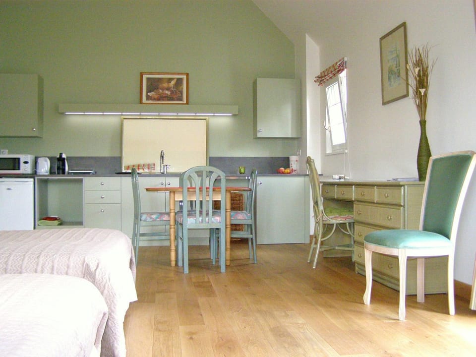Kitchen or kitchenette, Dining area, Bedroom