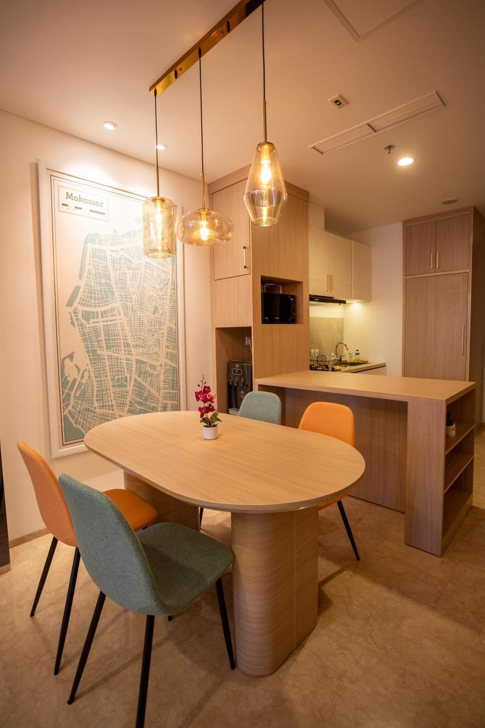 Kitchen or kitchenette, Dining area