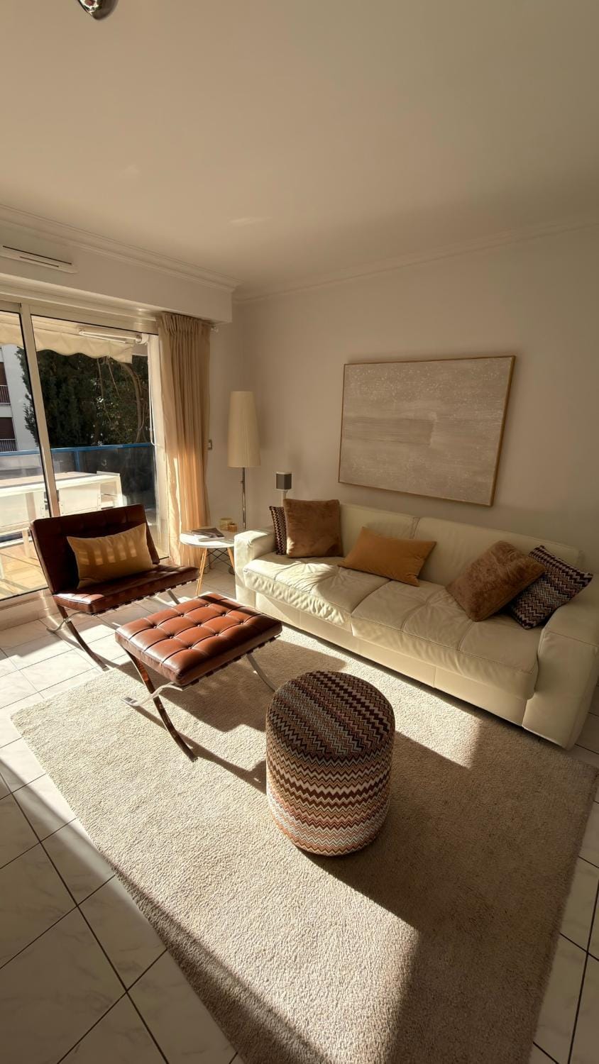 Living room, Photo of the whole room