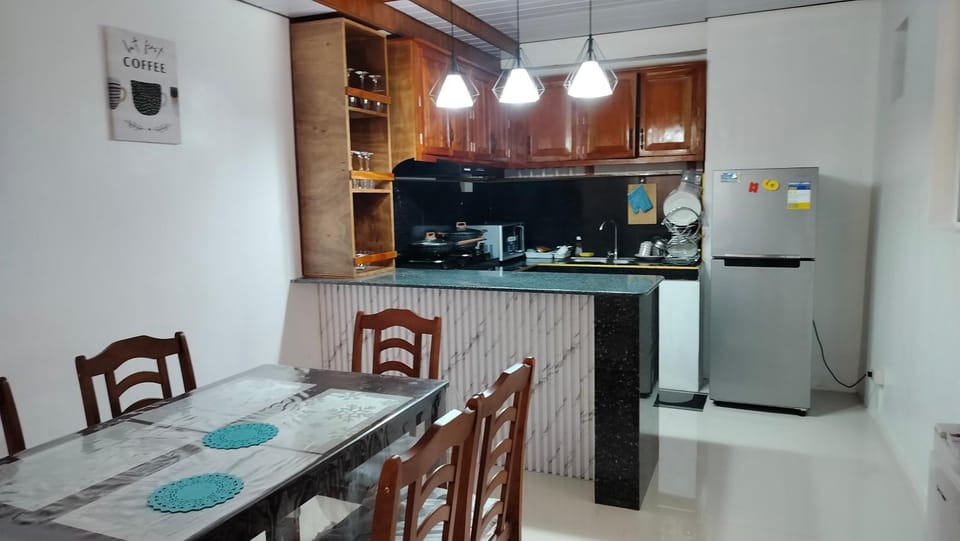 Kitchen or kitchenette, Dining area, minibar