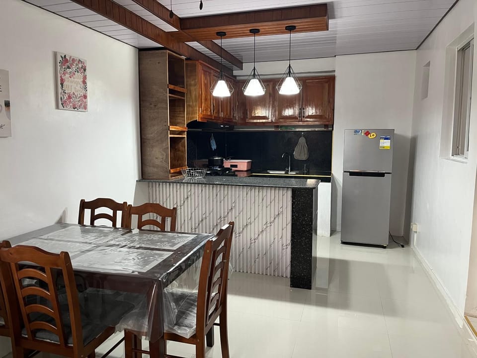 Kitchen or kitchenette, minibar