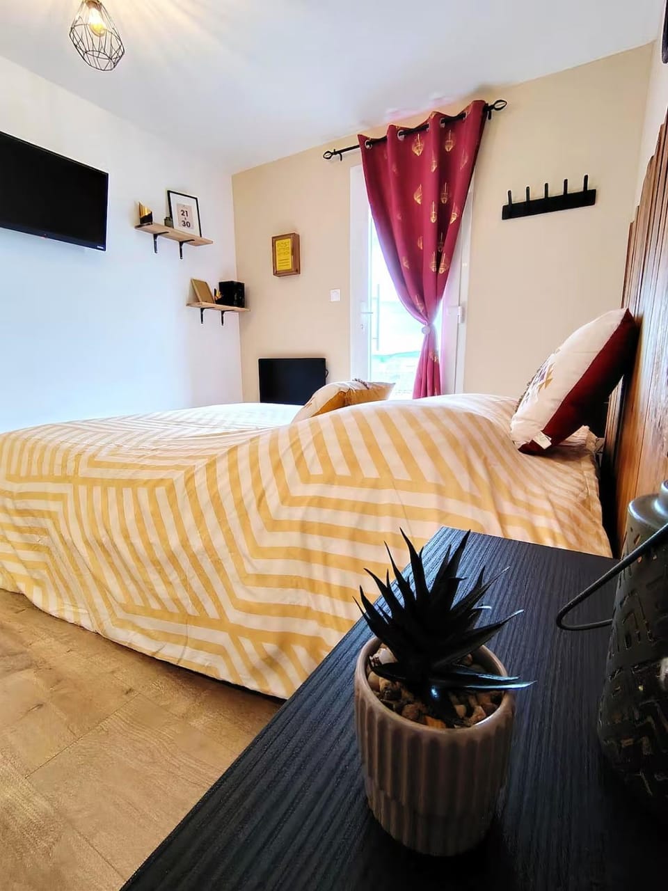 Bed, TV and multimedia, Photo of the whole room, Bedroom