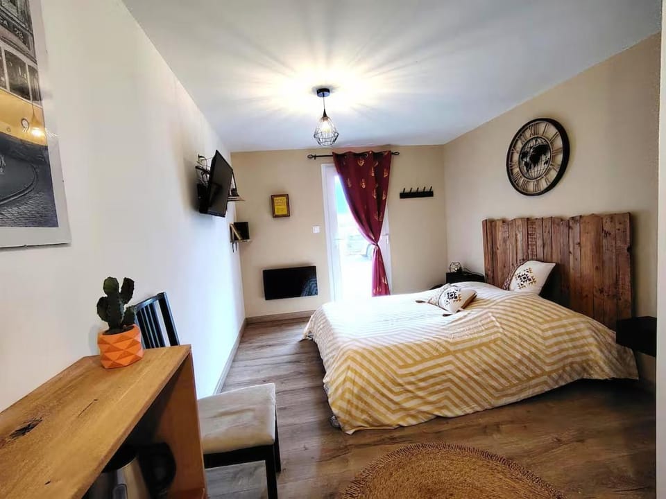 Bed, TV and multimedia, Photo of the whole room, Bedroom