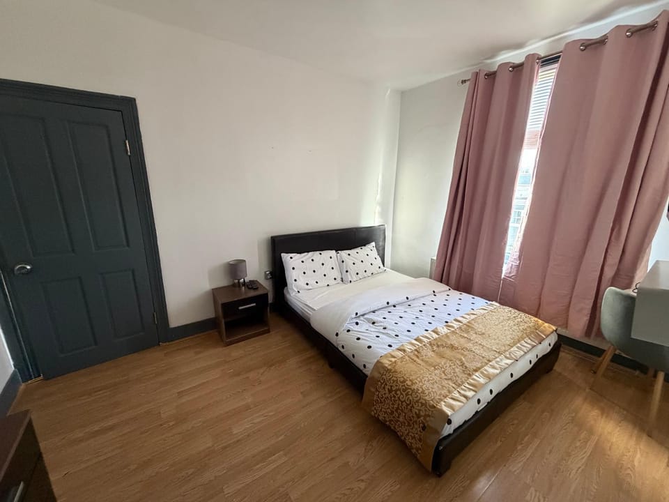 5 Bedroom Luxury Home by Arsenal Stadium Apartment in London Borough of Islington