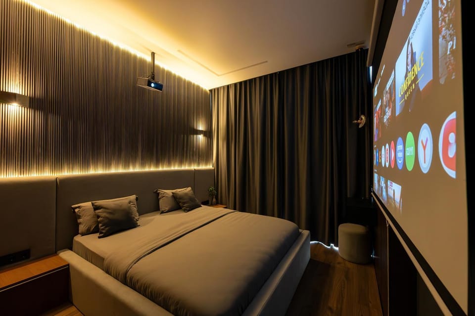 Bed, TV and multimedia, Bedroom