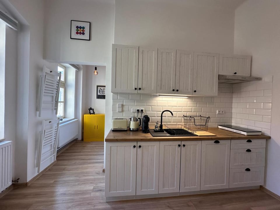 Coffee/tea facilities, Kitchen or kitchenette, dishwasher, stove, toaster