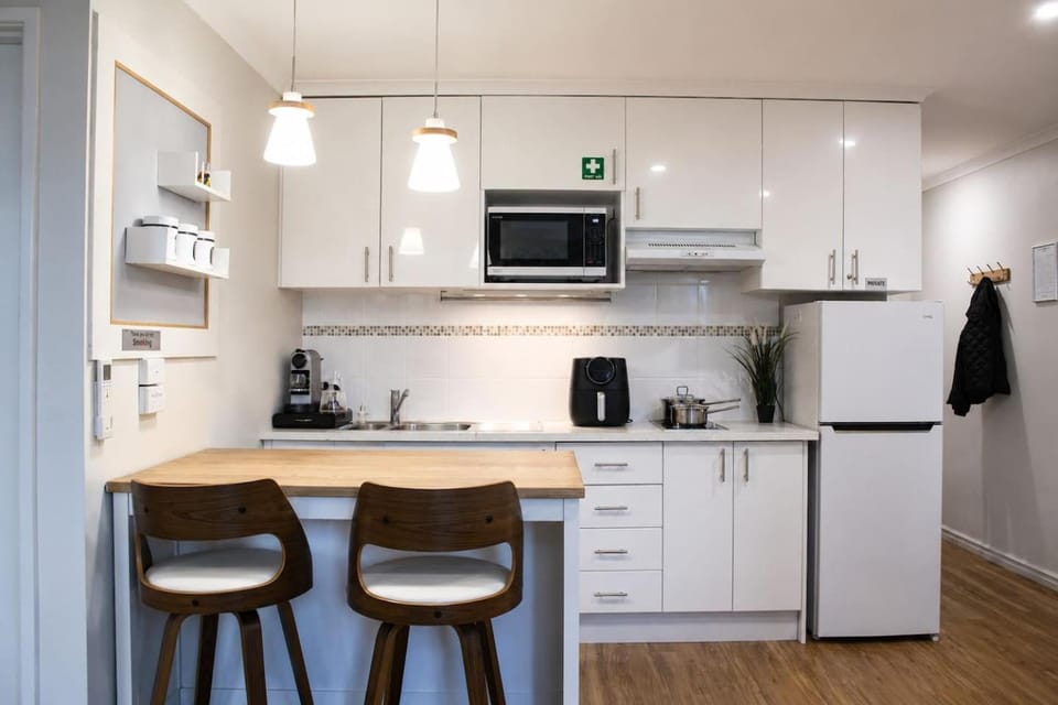 Josh's Sea Breeze Beach Walk, Pool & Marina Apartment in Mandurah