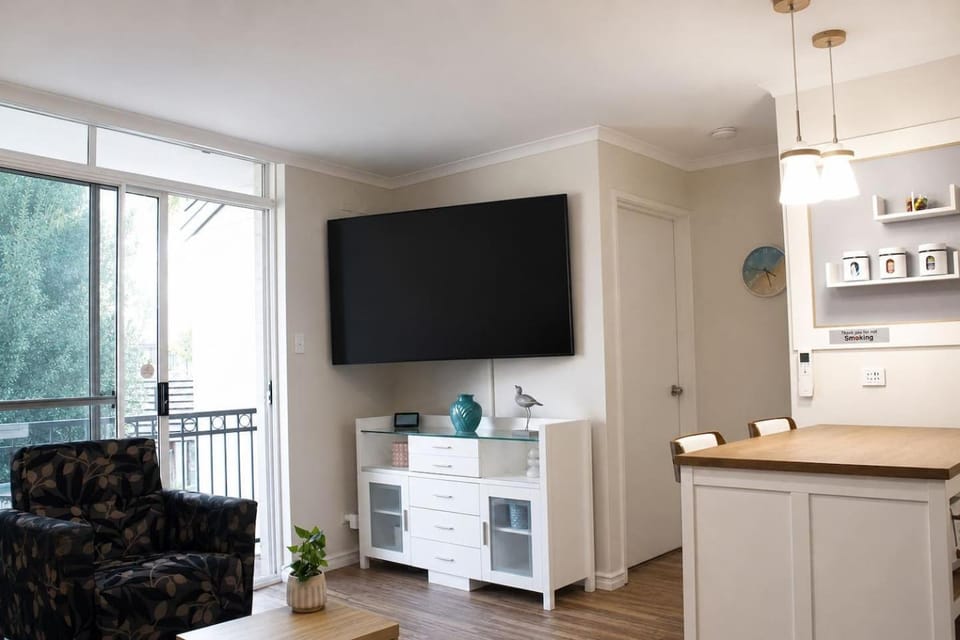 Josh's Sea Breeze Beach Walk, Pool & Marina Apartment in Mandurah