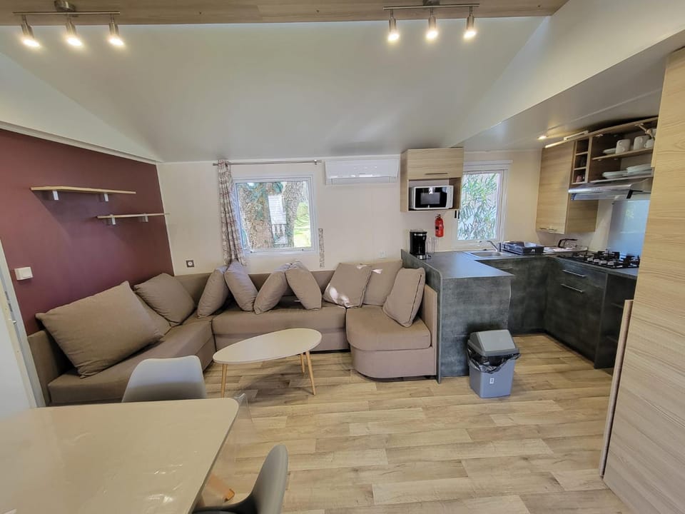 Kitchen or kitchenette, Living room
