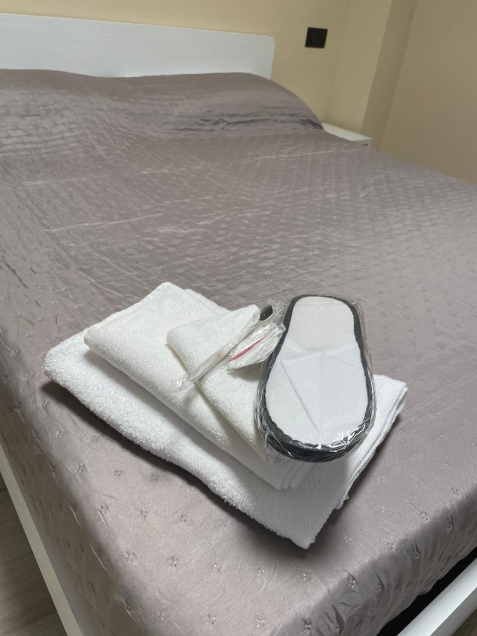 Bed, towels