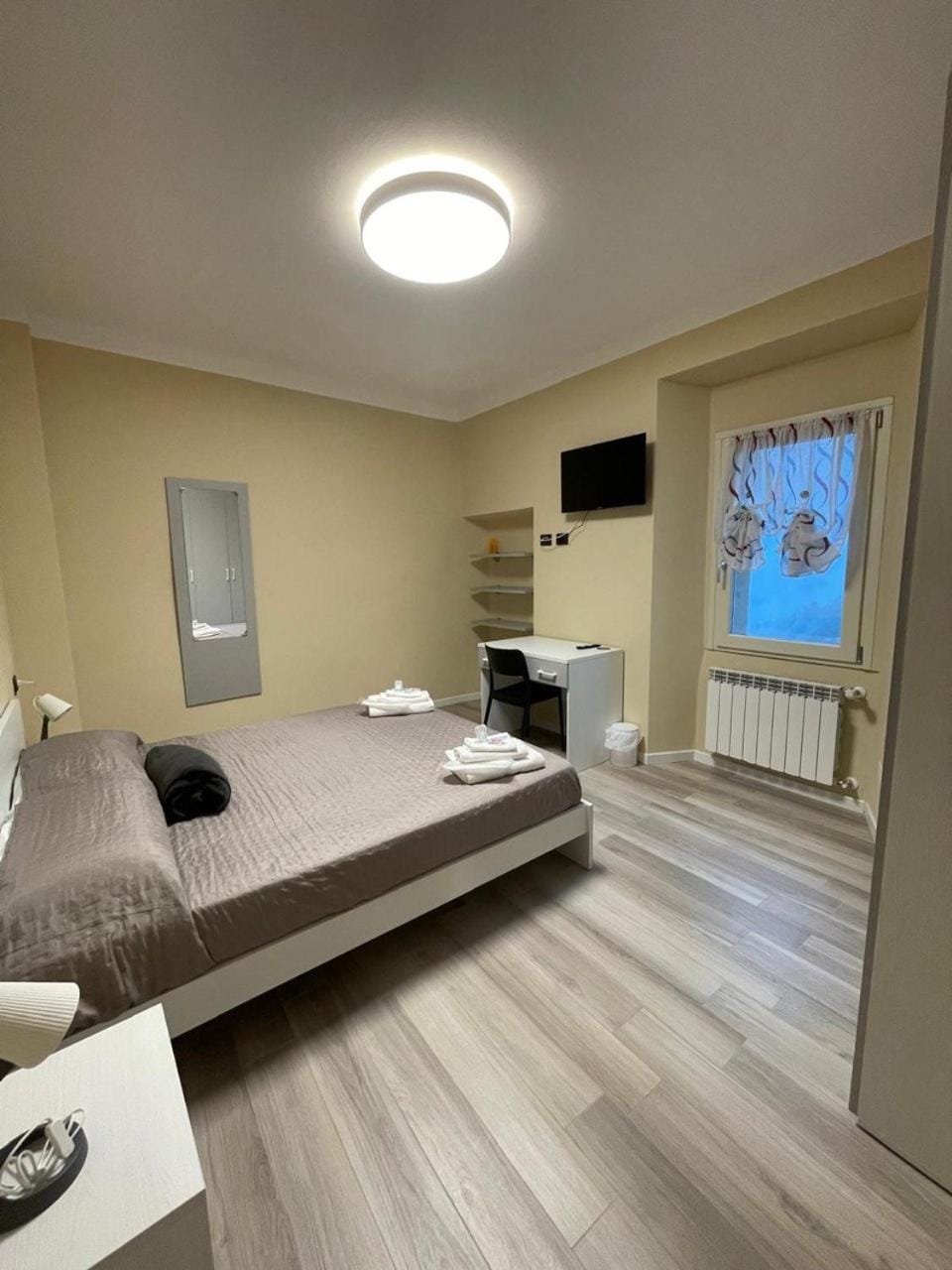Bed, TV and multimedia, Photo of the whole room, Bedroom