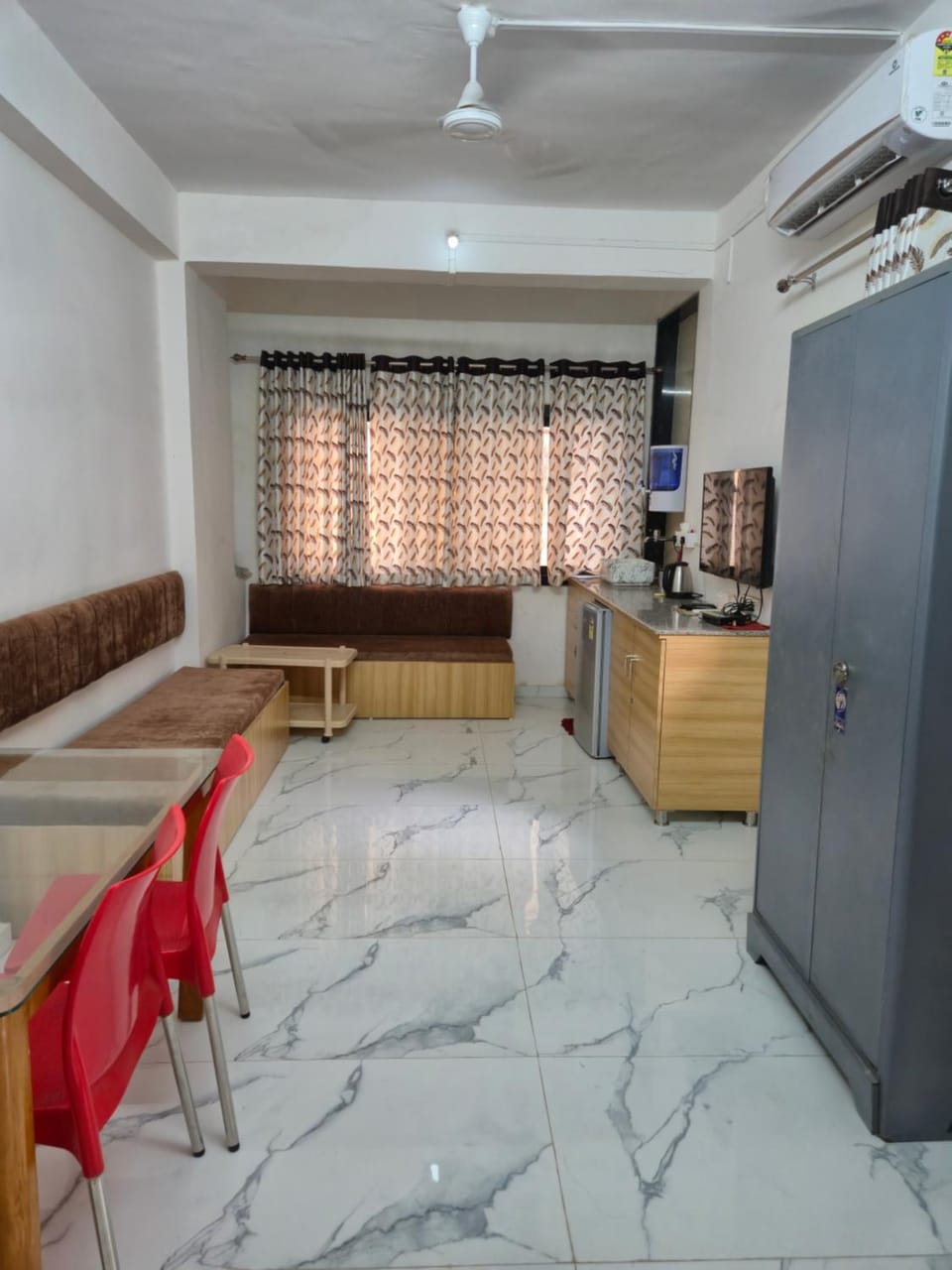 TV and multimedia, Living room, Seating area, Dining area