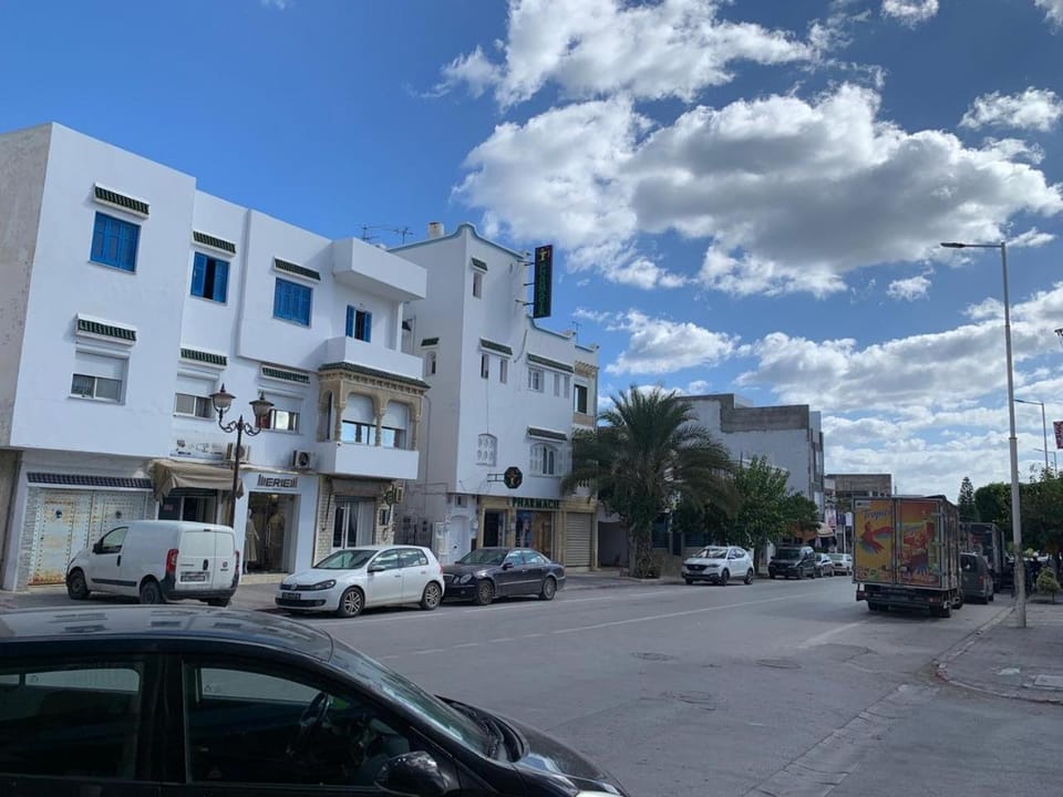 Property building, Day, Neighbourhood, City view, Street view, Location, Parking