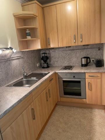 Coffee/tea facilities, Kitchen or kitchenette, stove, toaster