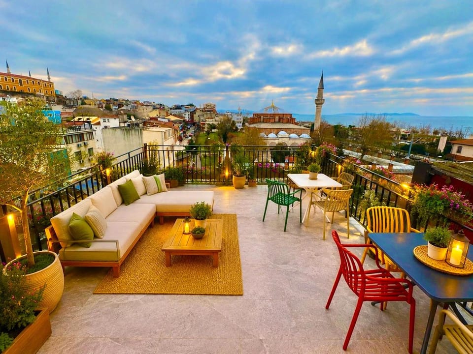 Property building, Day, Natural landscape, View (from property/room), Balcony/Terrace, Seating area, City view, Sea view