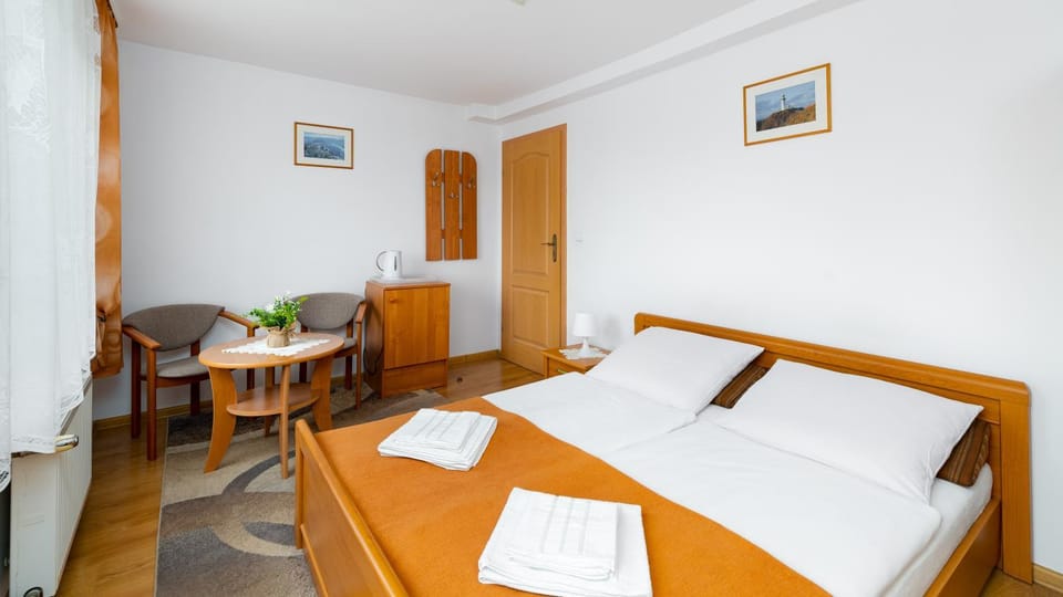 Bed, Photo of the whole room, Seating area