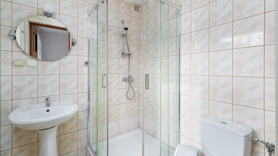 Shower, Toilet, Bathroom, towels