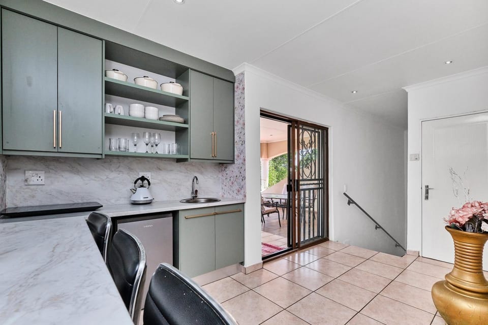 Kitchen or kitchenette, Seating area, microwave, stove