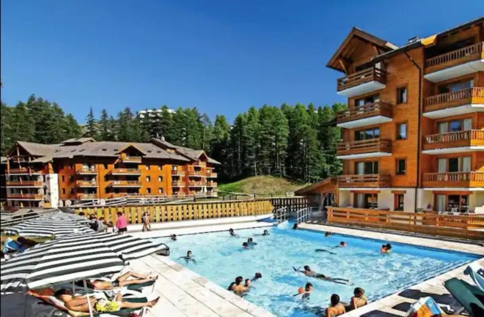 Résidence L'Albane, 4 pers, skis aux pieds, piscine et parking Apartment in Provence-Alpes-Côte d'Azur
