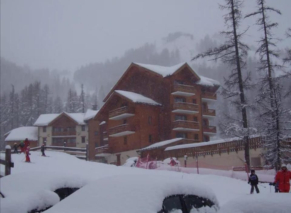 Résidence L'Albane, 4 pers, skis aux pieds, piscine et parking Apartment in Provence-Alpes-Côte d'Azur