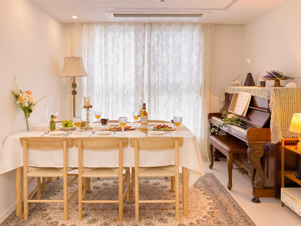 Living room, Seating area, Dining area