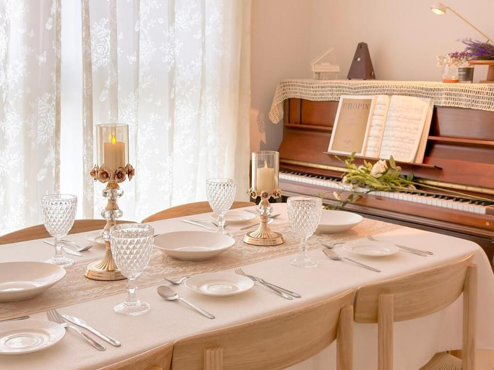 Property building, Food and drinks, Dining area
