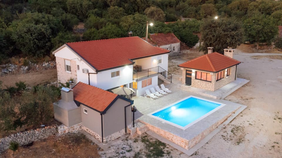 Property building, Bird's eye view, Pool view, Swimming pool, sunbed