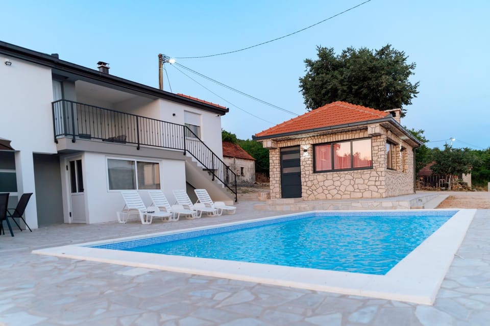 Property building, Day, Pool view, Swimming pool, sunbed
